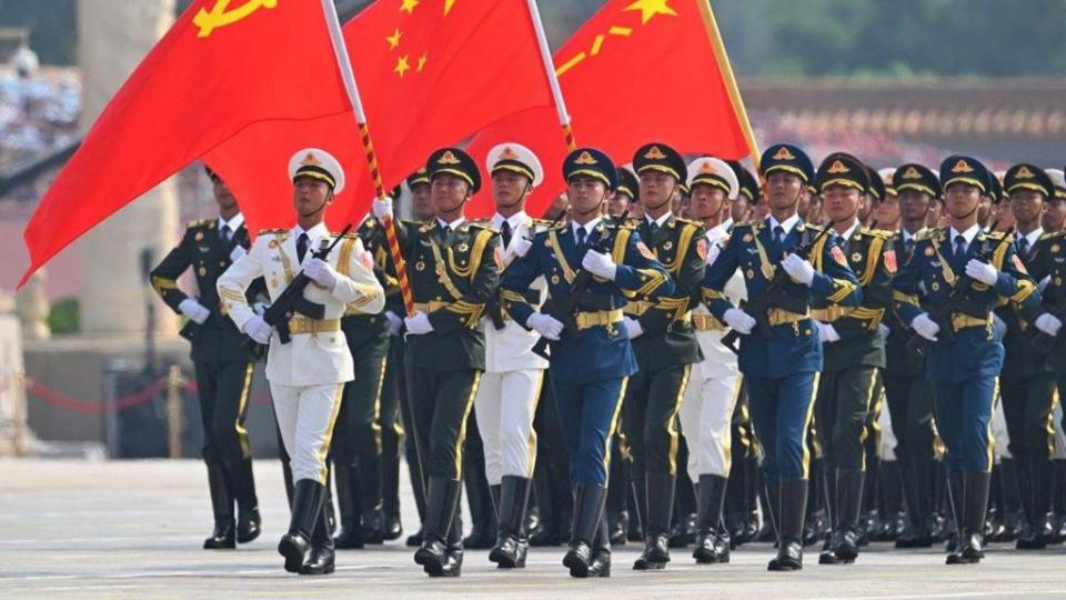 China unveils new weapons at WW2 victory parade