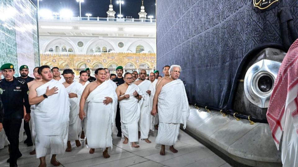 Indonesia President Prabowo performs Umrah during Saudi visit