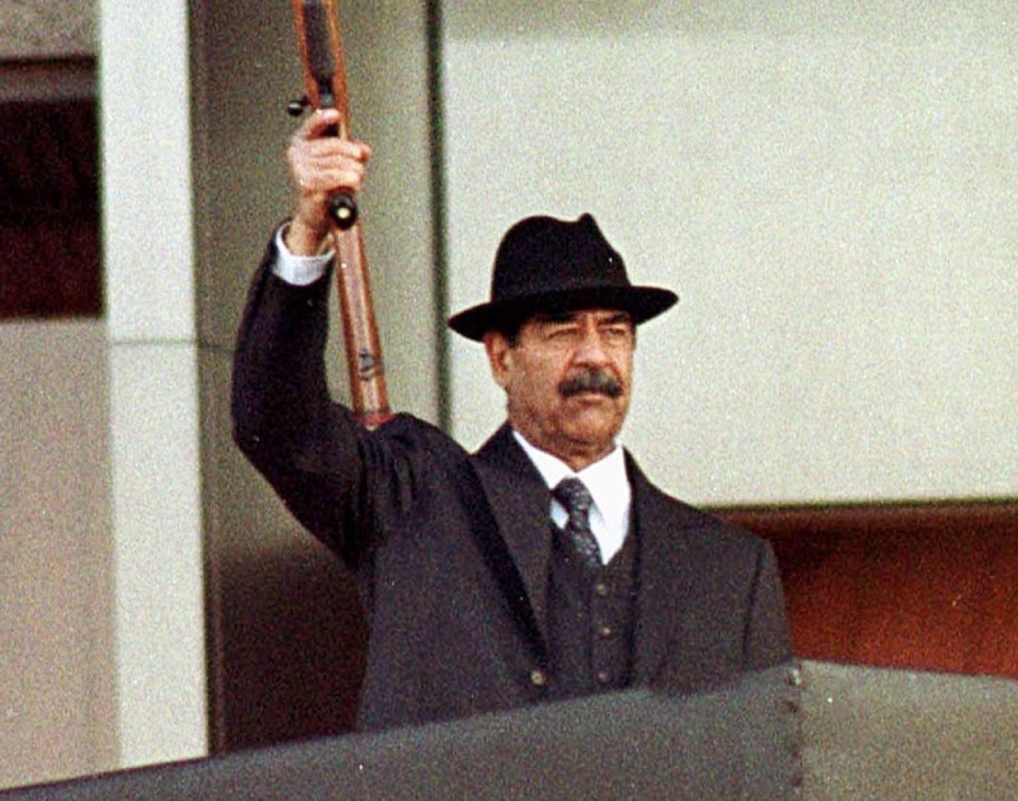 saddamhusseinshouldhavebeenlefttoruniraqsaysciaofficerwhointerrogatedhim