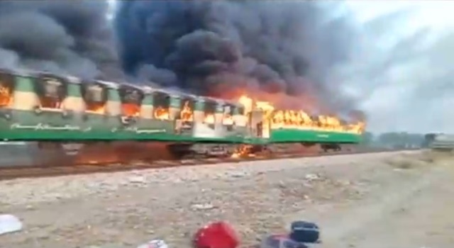 pakistantrainaccident:deathtollfromtezgamexpressinfernojumpsto65:officials