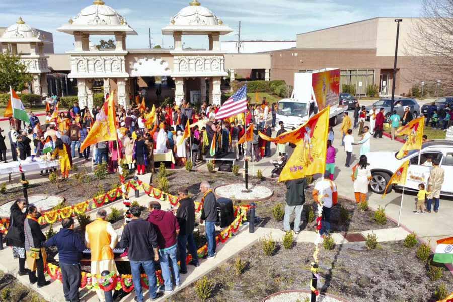 membersofhinduamericancommunityholdcarrallyacrosshoustonus