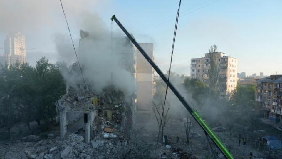 Russian Missile Attacks Kill Eight and Cause Damage Across Kyiv