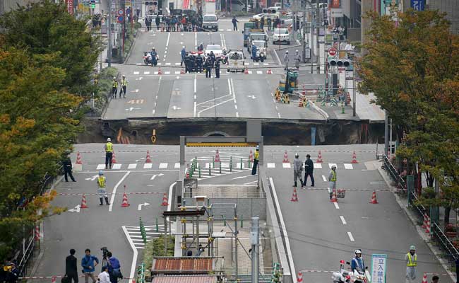 japanstreetswallowedbygiantholereopensafteraweek
