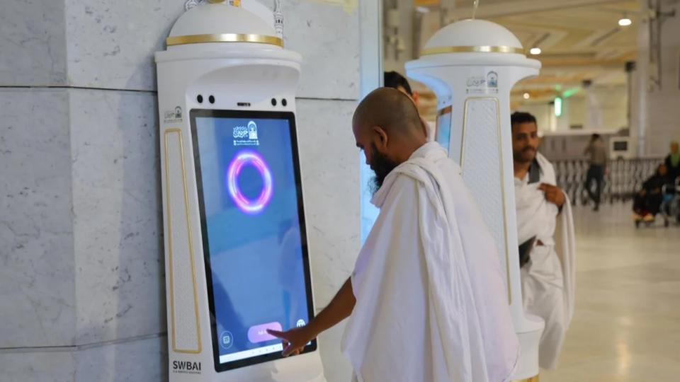 alsudaislaunchesaipoweredrobotatgrandmosque