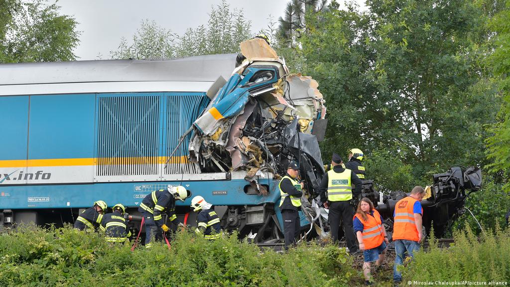 threedeaddozensinjuredinczechtraincrash