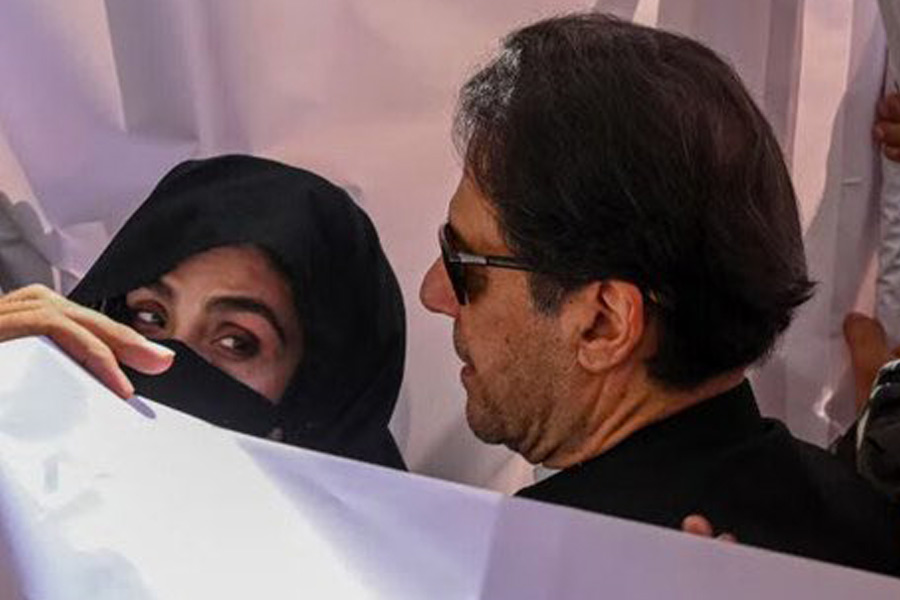 pakistan’simrankhanandhiswifeappearincourt