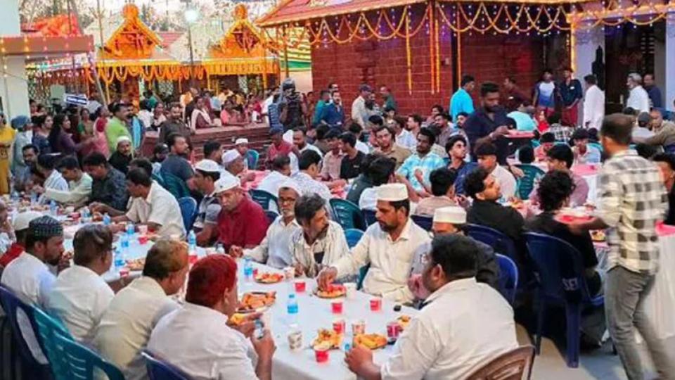 Temple hosts community Iftar on its courtyard in Kerala