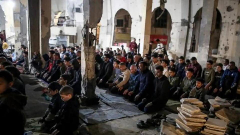 Palestinians hold first Taraweeh prayers in Gaza 