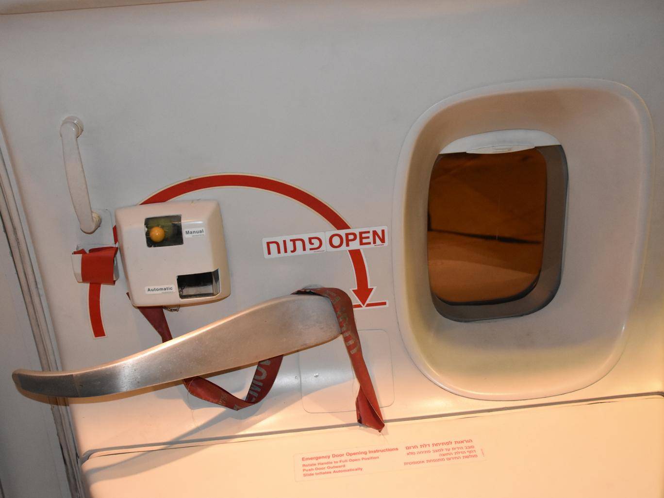 chinesepassengeropensplane’semergencydoortogetsomeair
