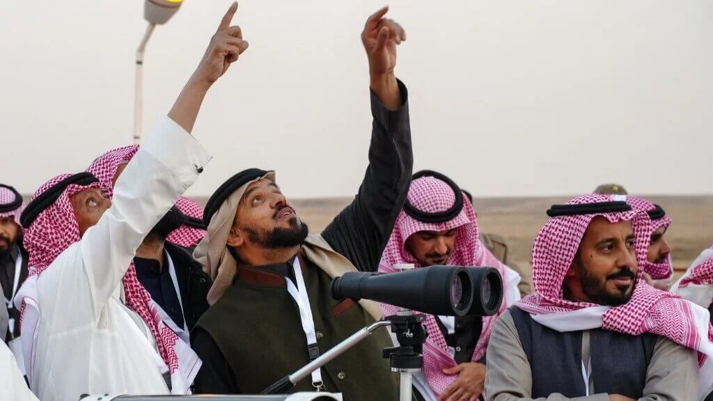 crescentmoonsightedinsaudiarabiamuslimstomarkeidulfitrtomorrow