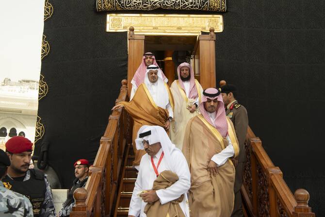 Makkah deputy governor washes Holy Kaaba on behalf of King Salman