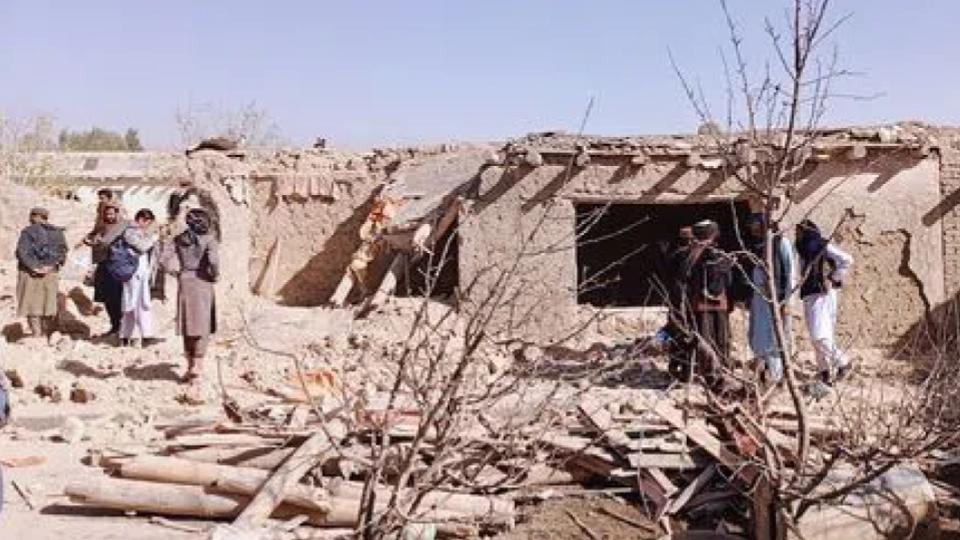 Pakistan launches air strikes in Afghanistan