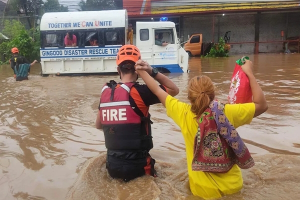 Flood & landslides kill 12 in Philippines