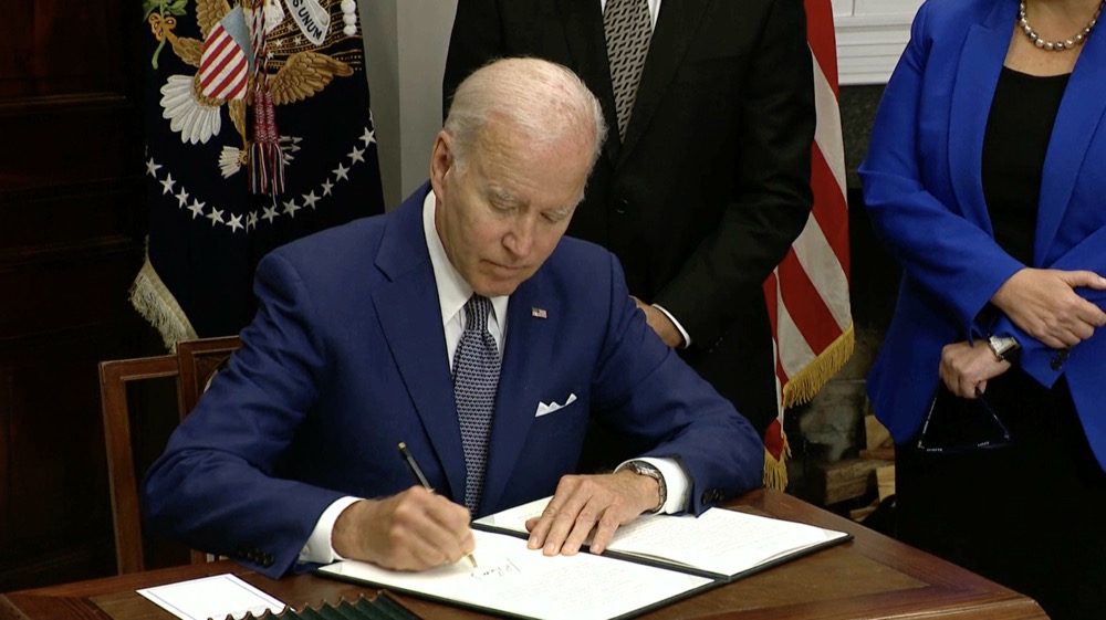 bidensignsexecutiveorderonabortionaccess