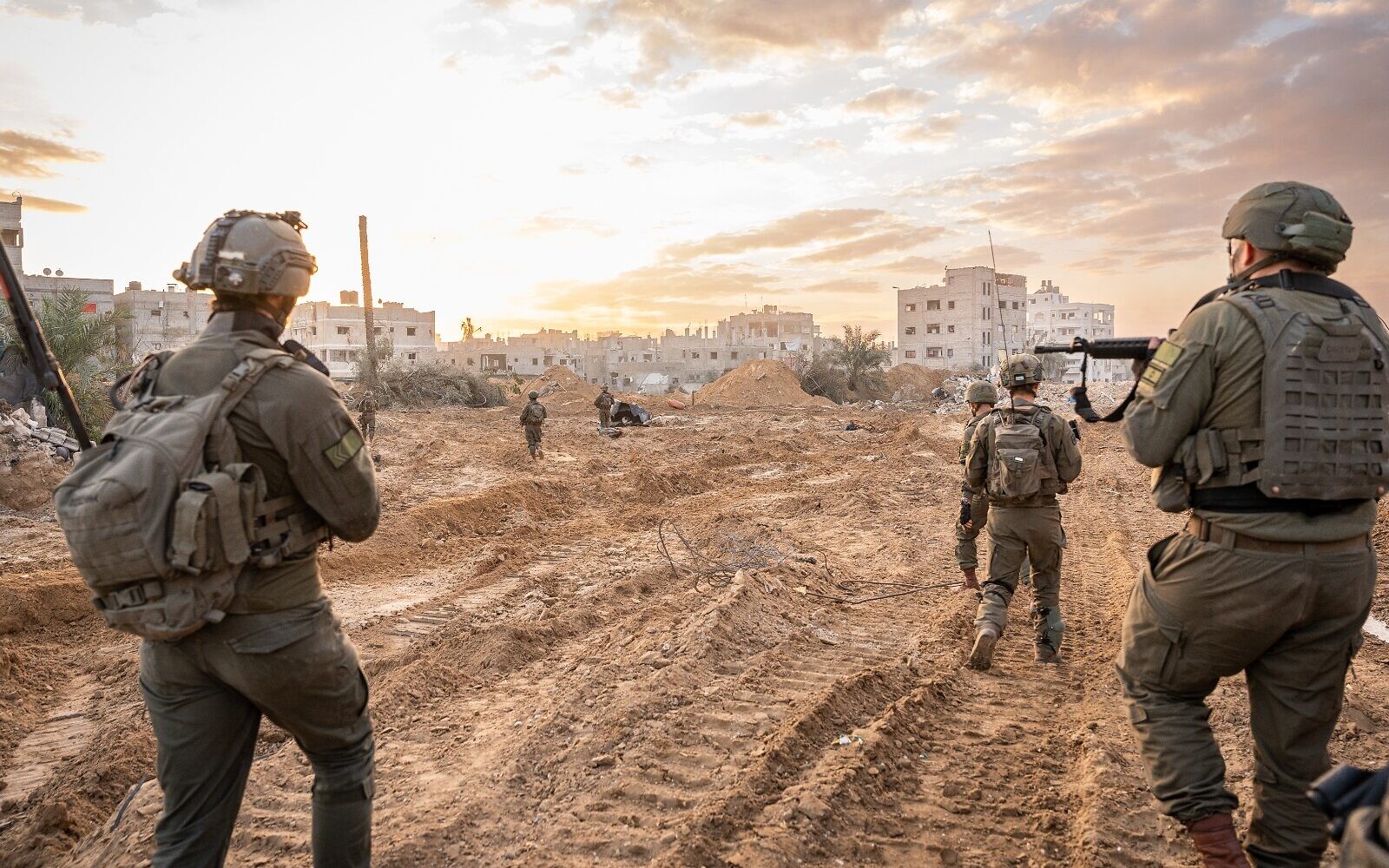 israelisoldierstakecontrolofhamassbureijbattalionheadquartersingaza