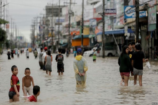 unseasonablefloodingkillsdozensinthailand;morerainonway