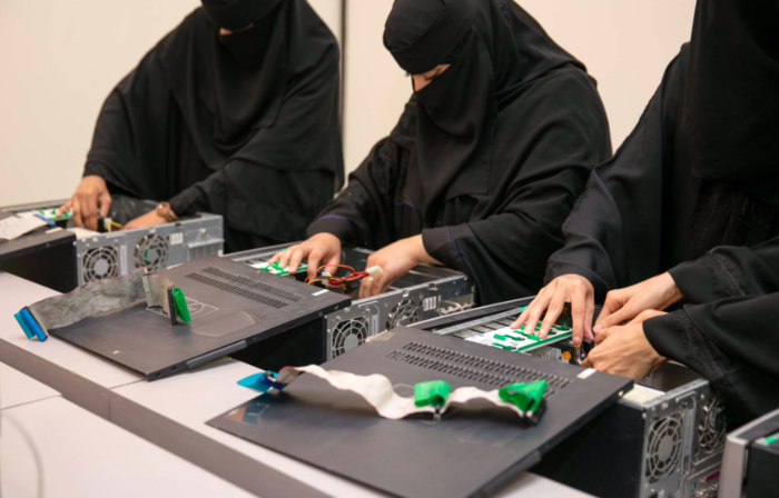 forthefirsttimesaudiarabiaistrainingwomentoworkasairtrafficcontrollers