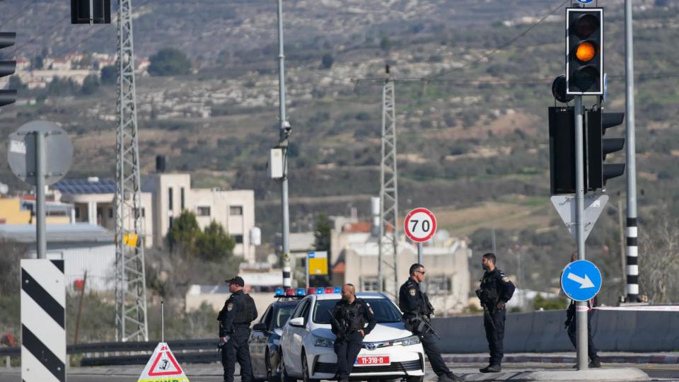 3killedsixinjuredinshootingattackonbuscarryingisraelis