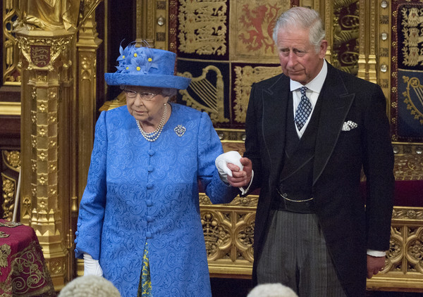 britain’sprincecharlesstepsupasqueenstepsback