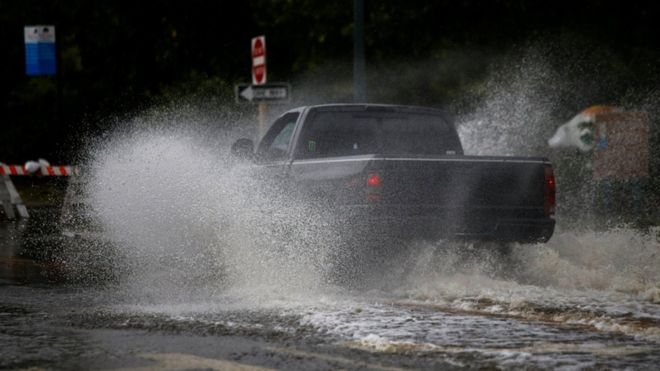 hurricaneflorence:lifethreateningstormstartstolashus