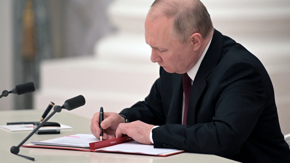 putinsignstreatiestobeginprocessofincorporatingfourrussiancontrolledregionsofukraineintorussianfederation