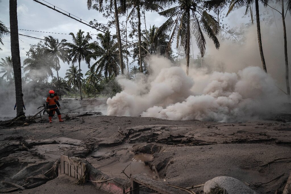 14peopledieasvolcanoeruptedinindonesia