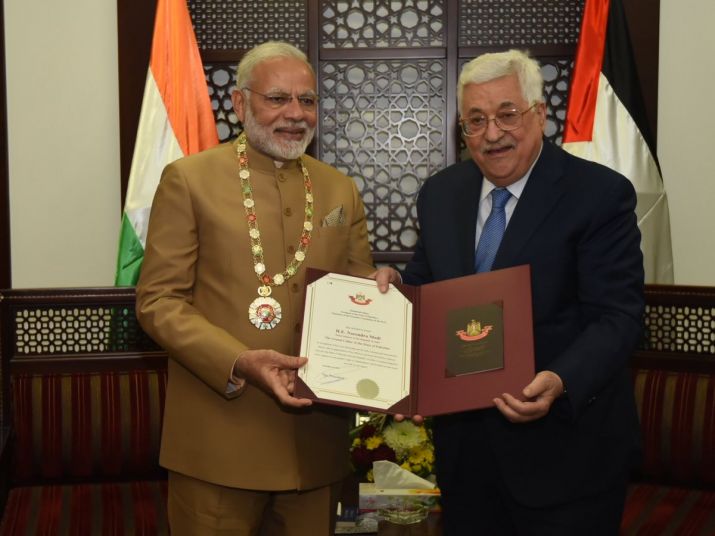 pmmodireceivesgrandcollarofthestateofpalestinefrompalestinianpresidentabbas