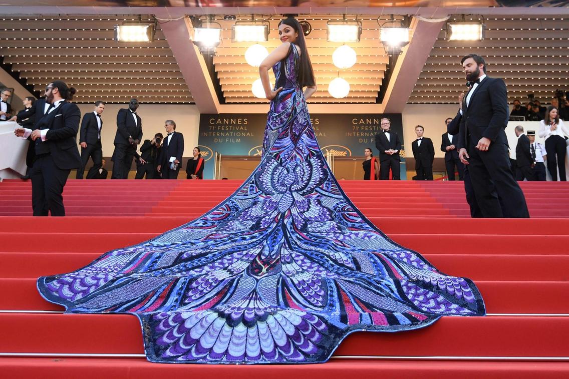 aishwaryaraibachchansmichaelcincogownstealscanneslimelight