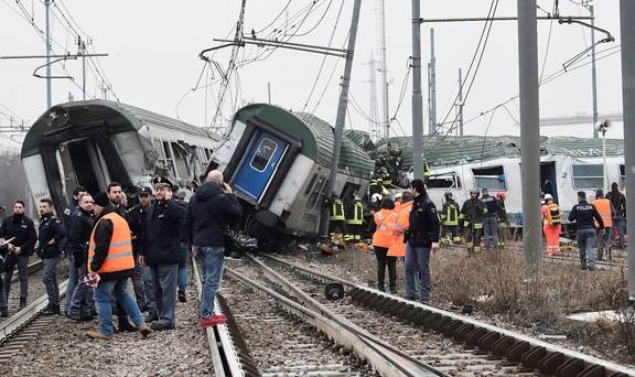 atleastthreepeoplekilledastrainderailsinitaly