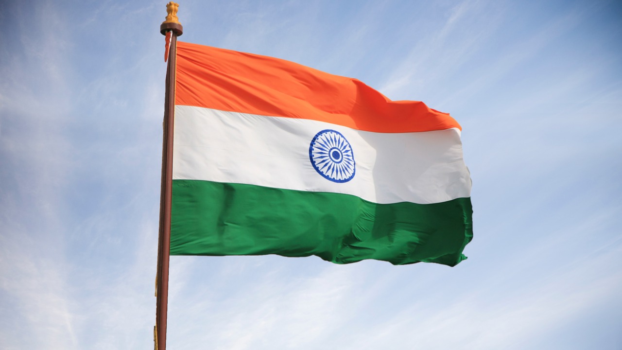 indiaentersguinnessbookofworldrecordsbywaving78220tricolorssimultaneously