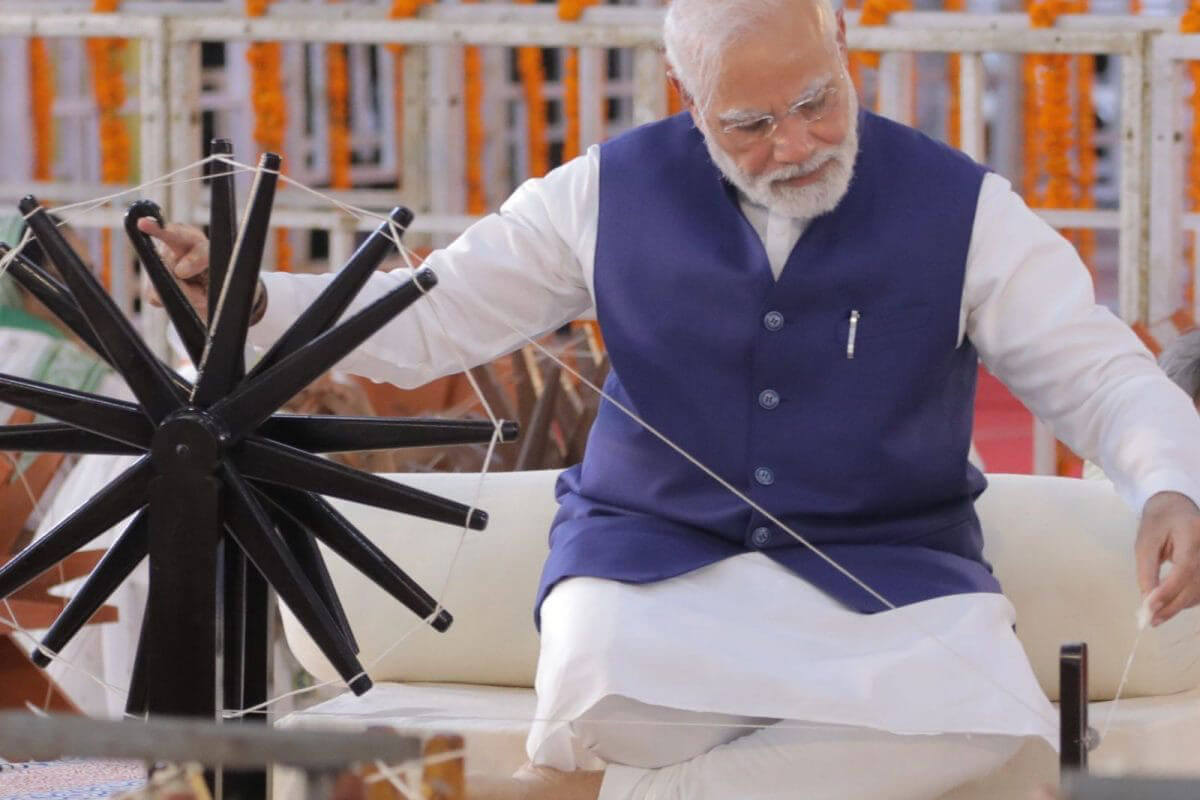 pmmodiinauguratessmritivanmemorialastributefor2001gujaratearthquakevictims