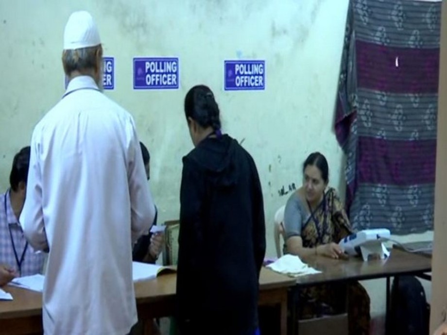 pollingbeginsforbyelectionsto15assemblyseatsinkarnataka
