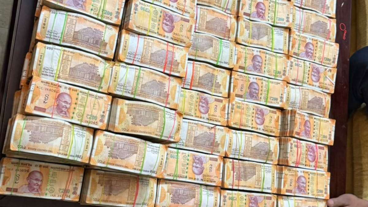 threecrorecashseizedfromformerconstableinmadhyapradesh