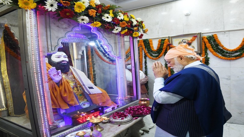 pmmodioffersprayersatravidastemple