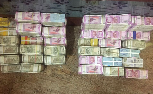 itdeptsayshoardingofcashbygovtcontractorsinkarnatakaisoneofreasonsforrecentcurrencycrunch