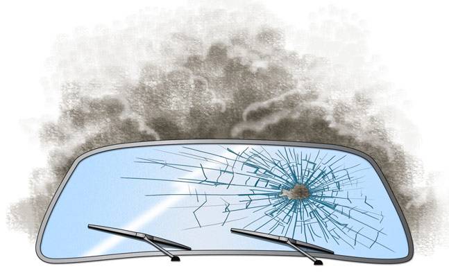 1killed4injuredascarramsintotrafficpoleinhyderabad