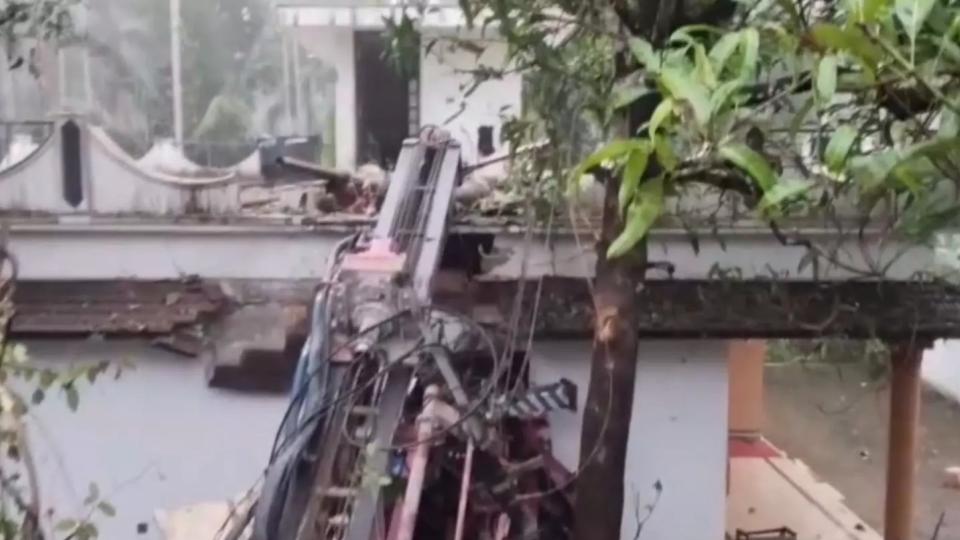 Two Killed As Borewell Rig Overturns Onto House in Keralam