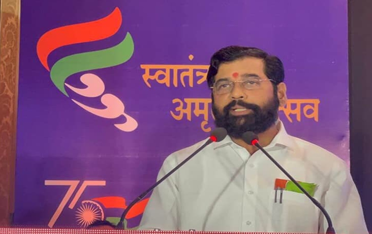 maharashtracmdirectsofficialstoresolveallpendingpublicgrievancesattheearliest