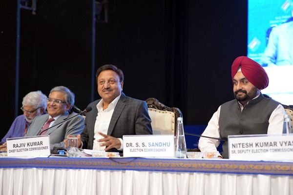 cecrajivkumarassuresfairandimpartialelectionsinjkharyanaasobserversmeetindelhi