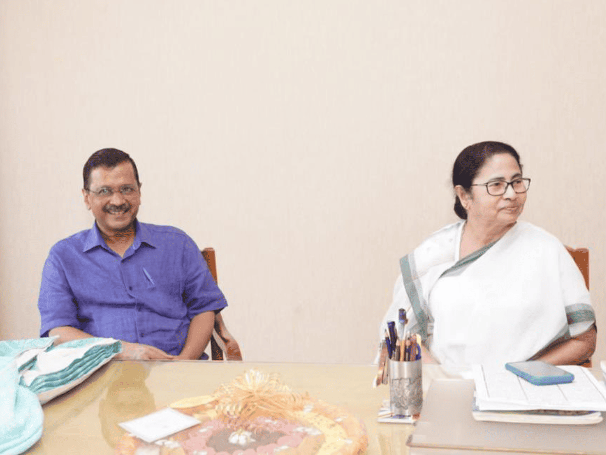 mamatabanerjeeassuressupporttokejriwalinfightagainstcentralordinance