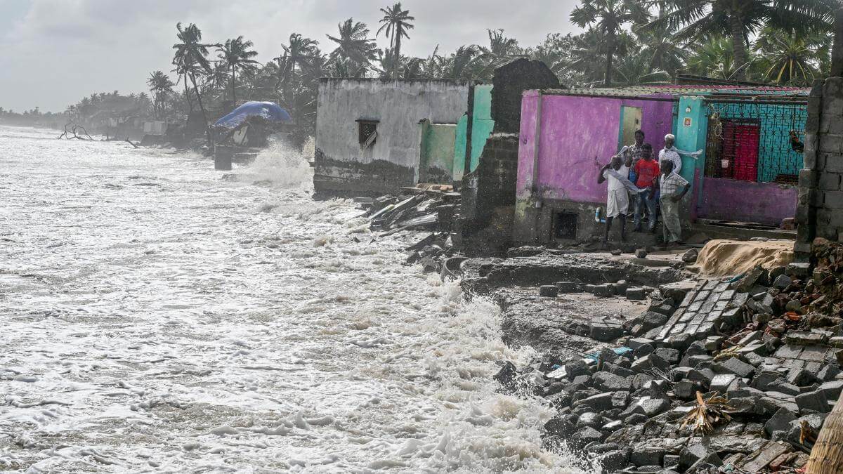 Cyclone Montha storms Andhra Pradesh leaving 1 dead, heavy rain causes landslides in Odisha