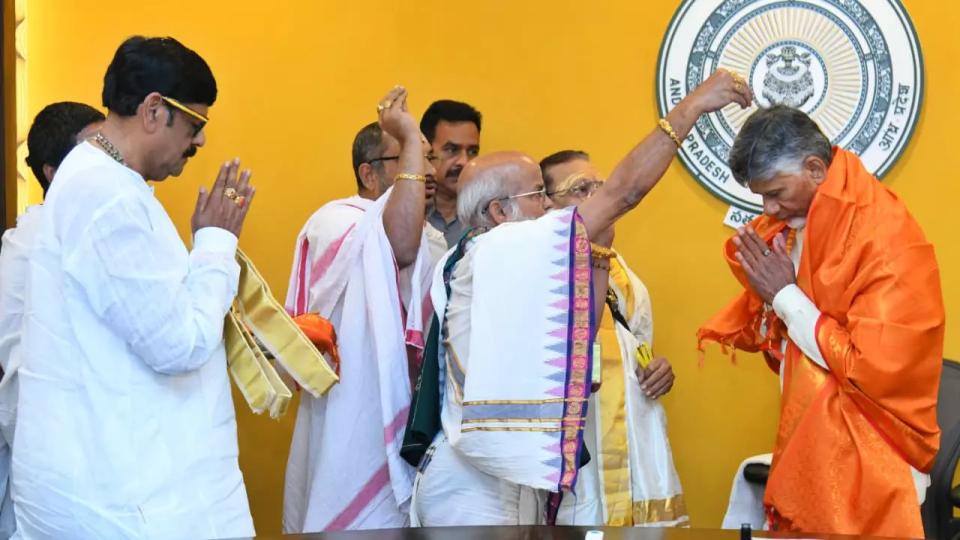 Andhra CM Chandrababu Naidu Reviews Godavari Pushkaram Works