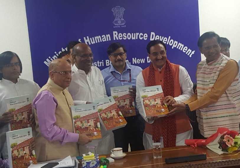 kasturirangancommitteesubmitsnewdrafteducationpolicytohrdministry