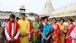 venkaiahnaiduprayersattirumalatemple