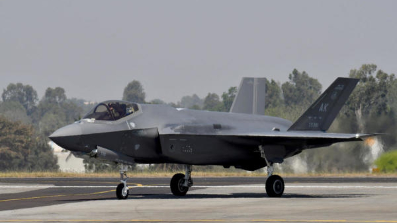 f35fighterdemonstratesprowesswithstunningaerialdisplayataeroindia