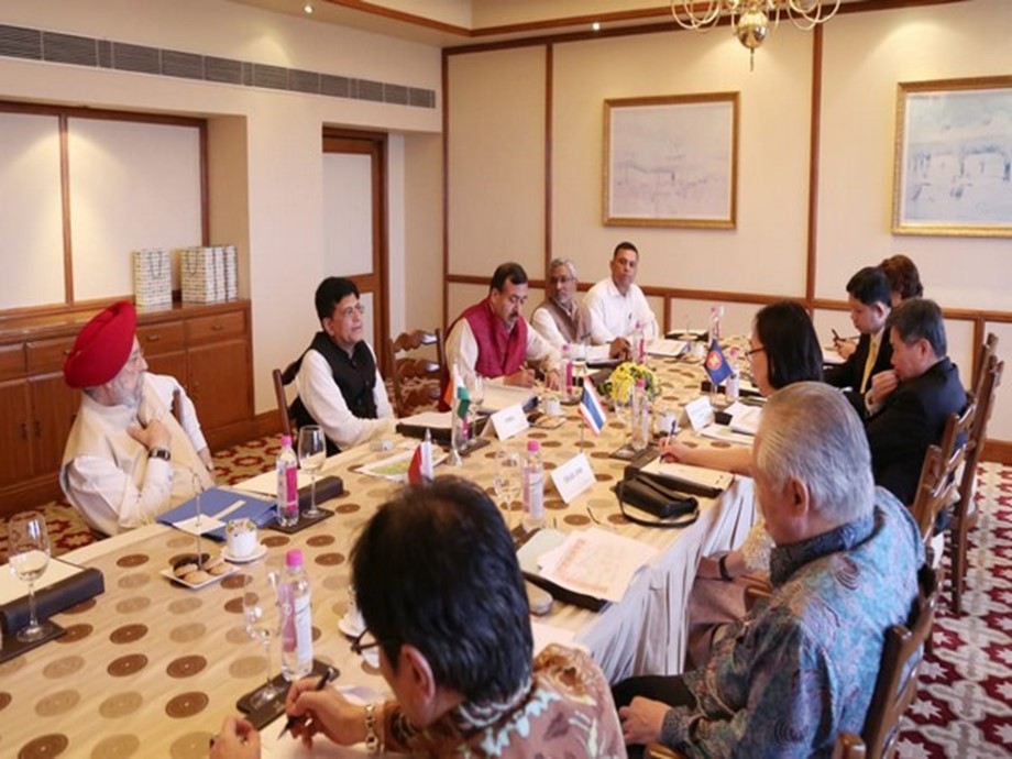 commerceministerpiyushgoyalholdsbilateralmeetingwithindonesianministeroftradeenggartiastolukita