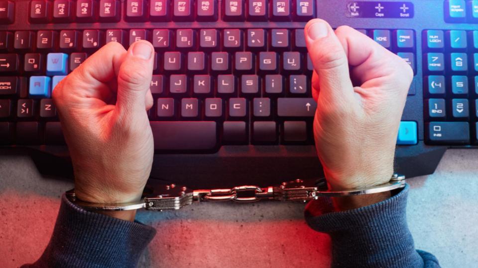 delhipolicenabseightpeopleinrs14croredigitalarrestcase