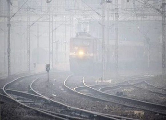 22trainsdelayedduetofoginnewdelhi