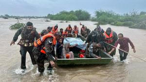 over18000movedtosaferareasascycloneasnaformsoffgujaratcoast