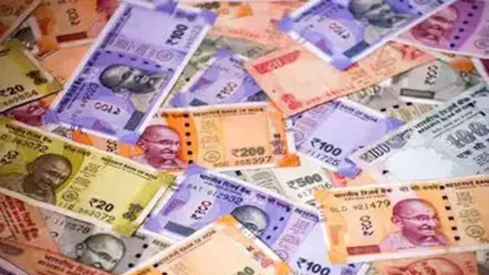 rbitoissuers100rs200notesbearinggovernorsanjaymalhotra’ssignature